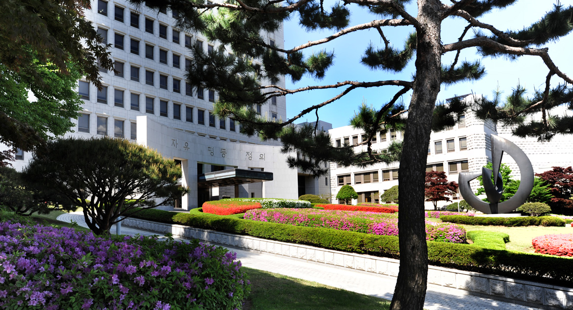 대법원 중앙 현관과 꽃핀 정원